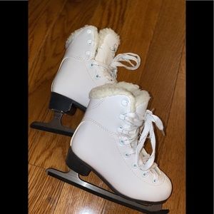 Little girls ice skates. Size 11.